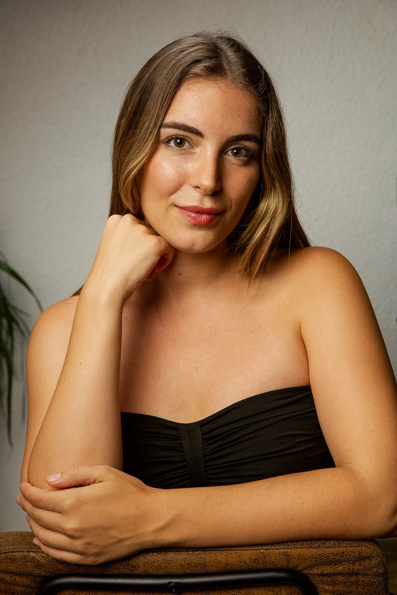 Noelia Rodríguez, portrait with her hand resting on her chin